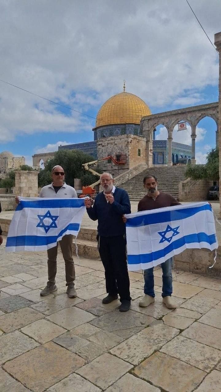 مستوطنون يقتحمون الأقصى ويرفعون العلم الإسرائيلي في باحاته