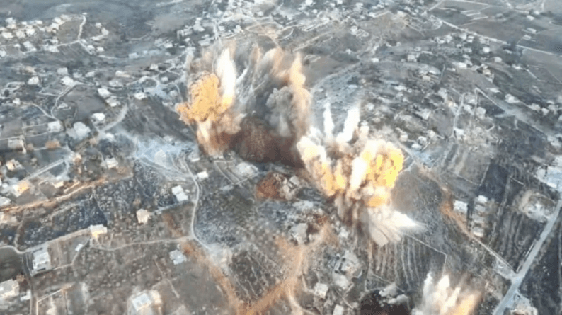 الاحتلال يواصل انتهاكاته للهدنة.. تفجيرات وغارات وقصف مدفعي في جنوب لبنان