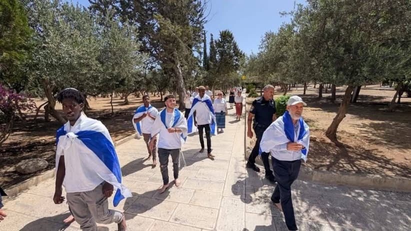 محافظة القدس تحذر من دعوات لاقتحامات واسعة للأقصى ورفع أعلام الاحتلال داخله