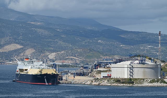 البحرية الأميركية “تسيطر” على سفينة شحن إيرانية في خليج عُمان