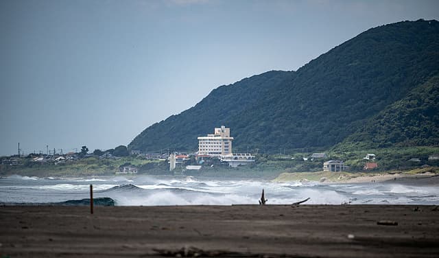 موجتا تسونامي تضربان اليابان بعد زلزال قوي