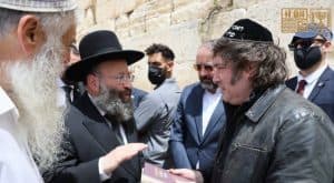 رئيس الأرجنتين في حائط البراق بحماية شرطة الاحتلال