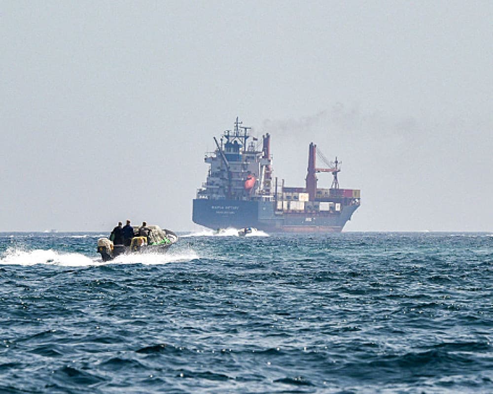 إيران تعيد تشديد الرقابة على مضيق هرمز وتتهم واشنطن بالقرصنة