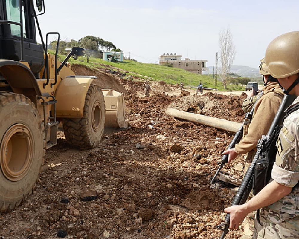 الاحتلال يخرق وقف إطلاق النار: قصف بجنوب لبنان بزعم رصد مسلحين جنوبي "الخط الأصفر"