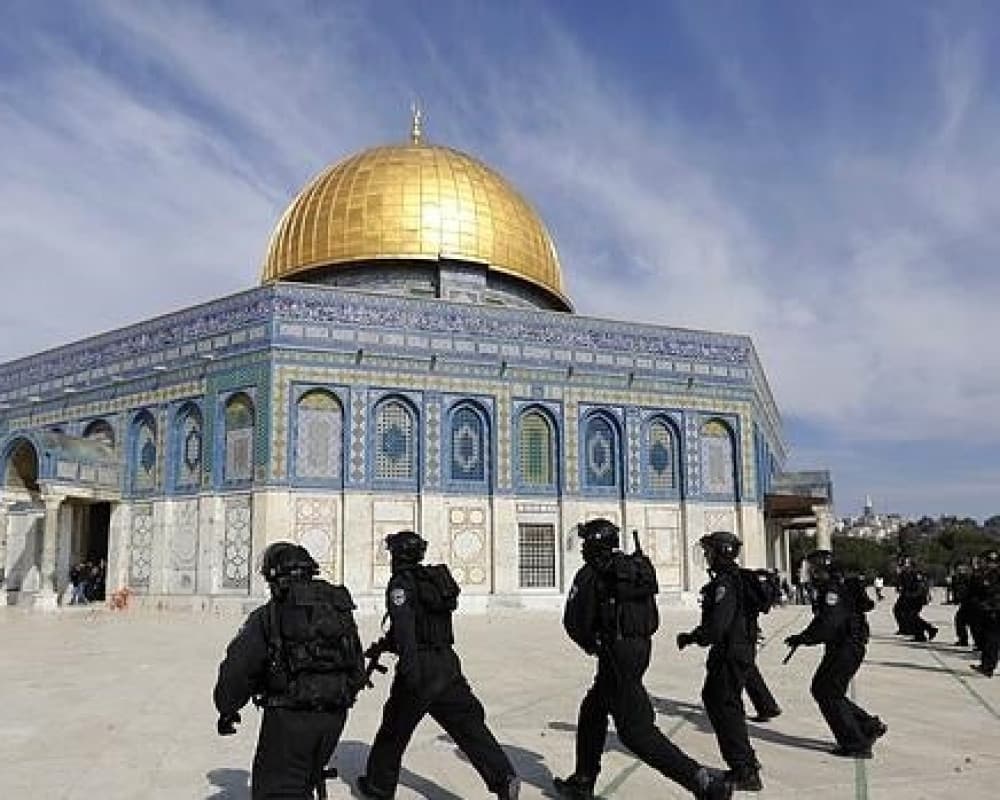 150 مستعمرا يقتحمون المسجد الأقصى