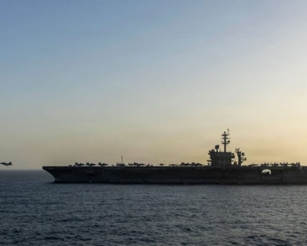 إعلام إيراني: استهداف سفن حربية أمريكية بمسيرات ردا على اعتراض سفينة