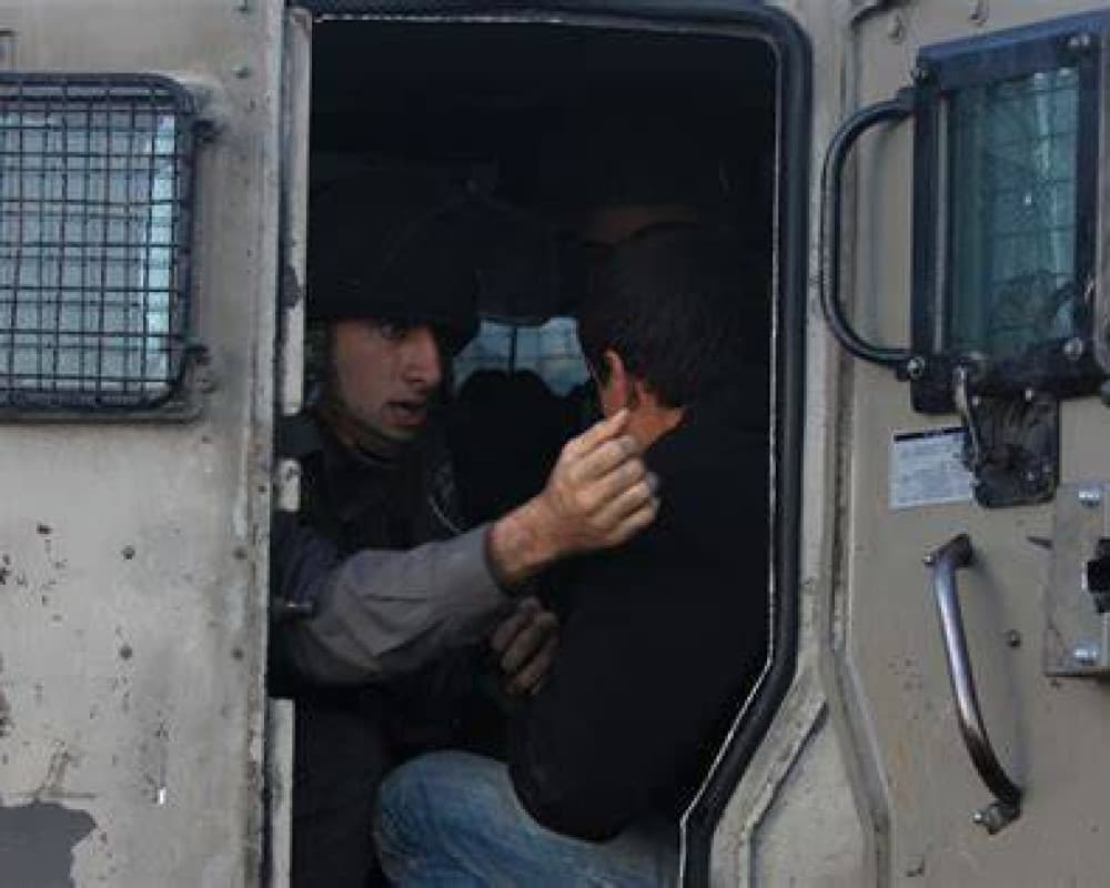 الاحتلال يحتجز ثلاثة مواطنين بينهم مدير نادي الأسير في طوباس