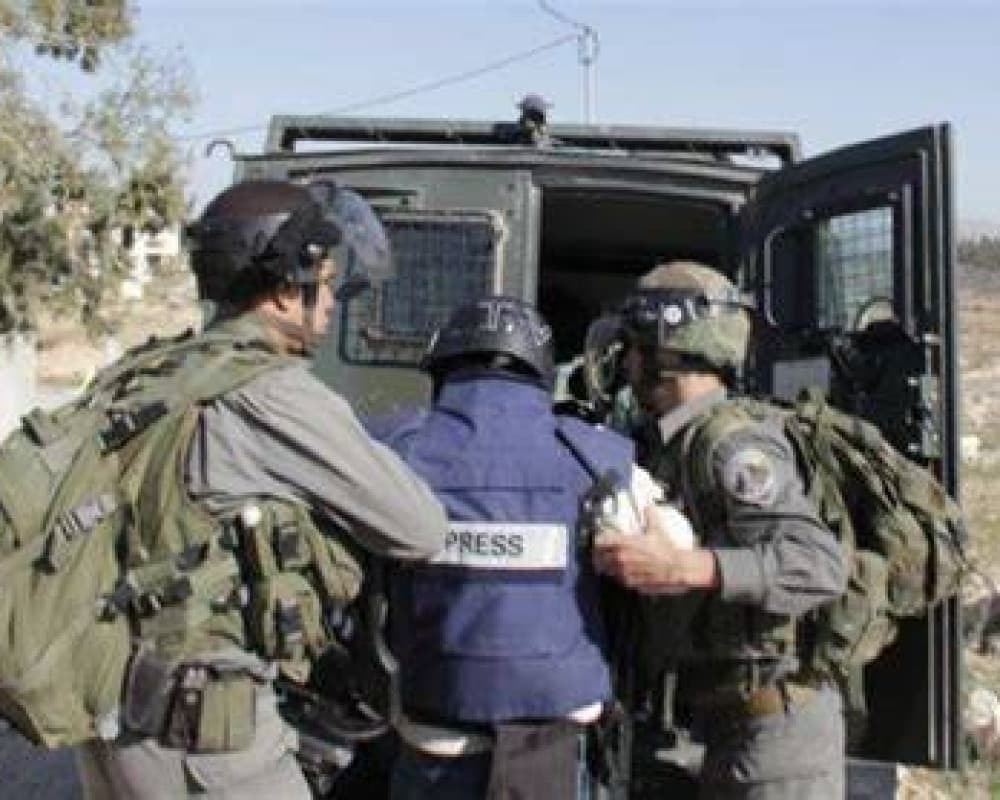 الاحتلال يحتجز طاقم تلفزيون فلسطين في عنبتا ويجبره على مغادرة المكان