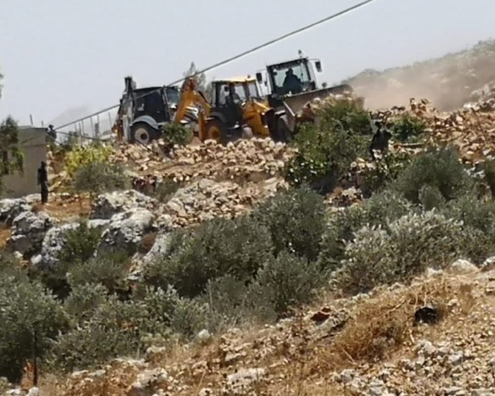 الاحتلال يغلق طرقا فرعية في دير شرف غرب نابلس