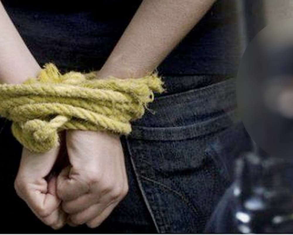 الشرطة تحبط اختطاف مواطن تحت تهديد السلاح وتقبض على مشتبه به