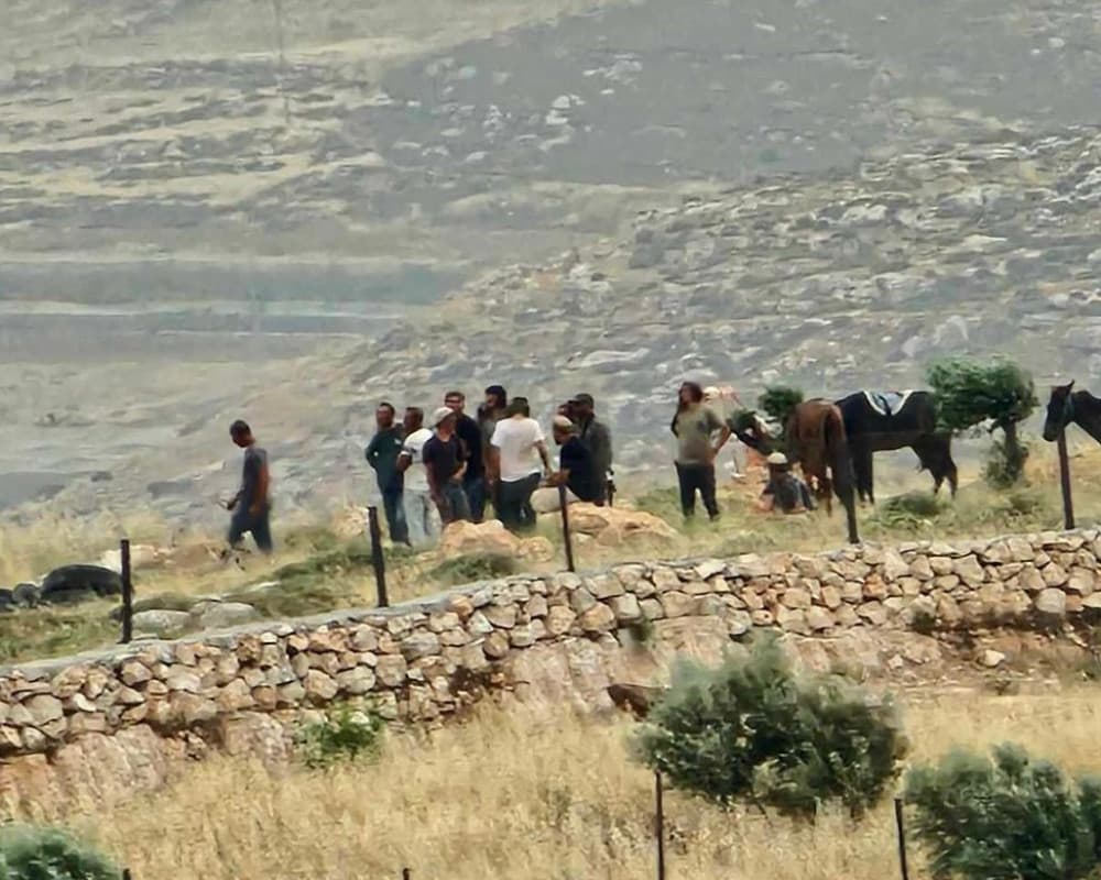 مستعمرون يهاجمون بلدة مخماس وتجمعات استيطانية ضخمة على جبل العاصور شرق رام الله