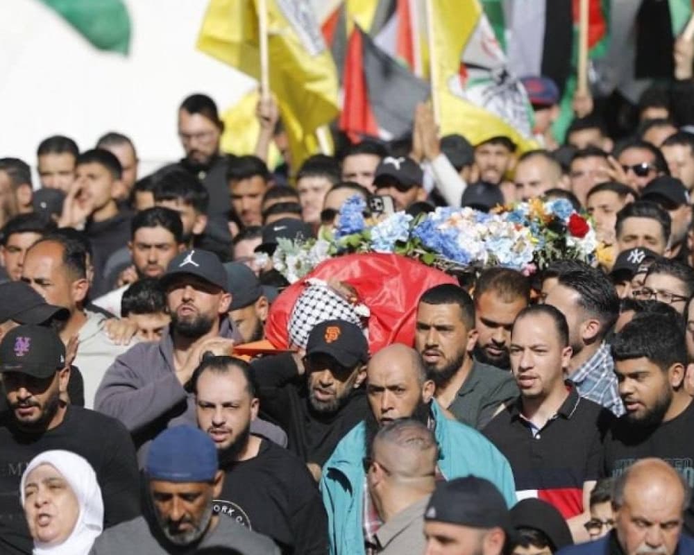 بمشاركة جماهيرية حاشدة.. دير دبوان تشيّع جثمان الشهيد عودة عواودة إلى مثواه الأخير