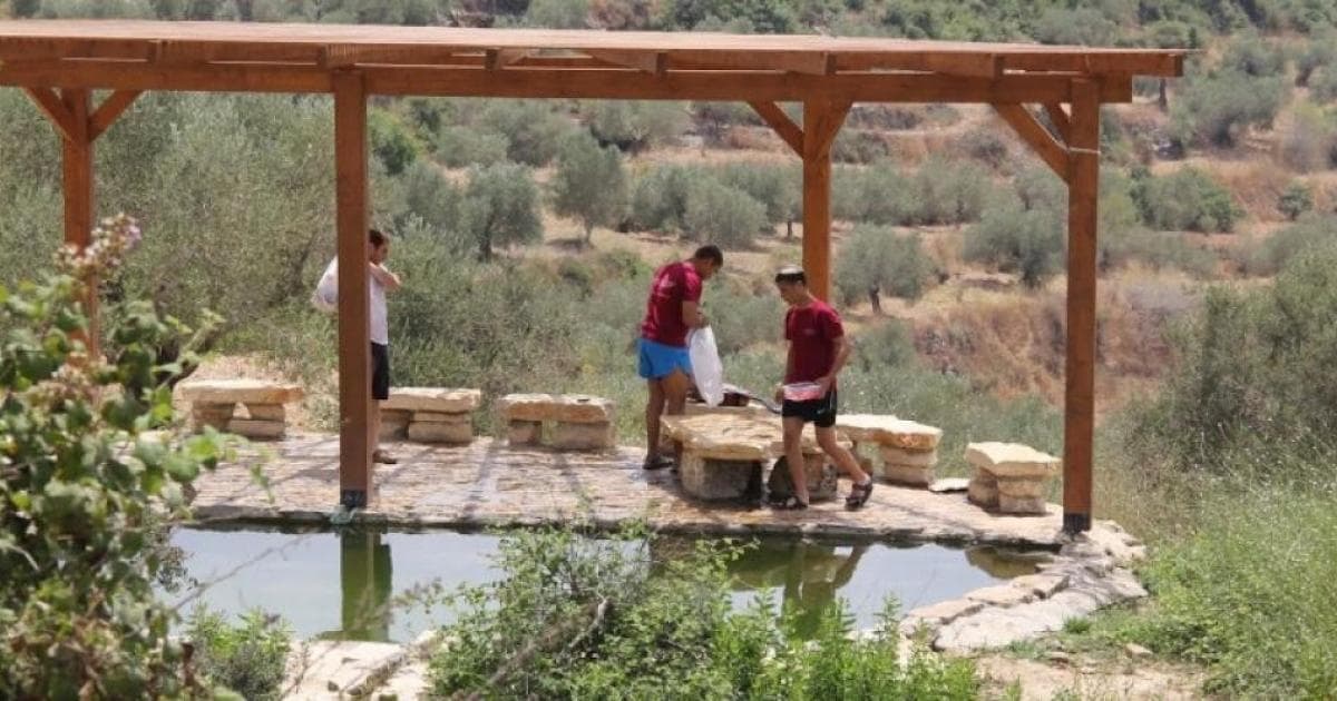 مستوطنون يدمرون حاووز مياه ويجرفون أراضي في بلدة برقة شمال غربي نابلس