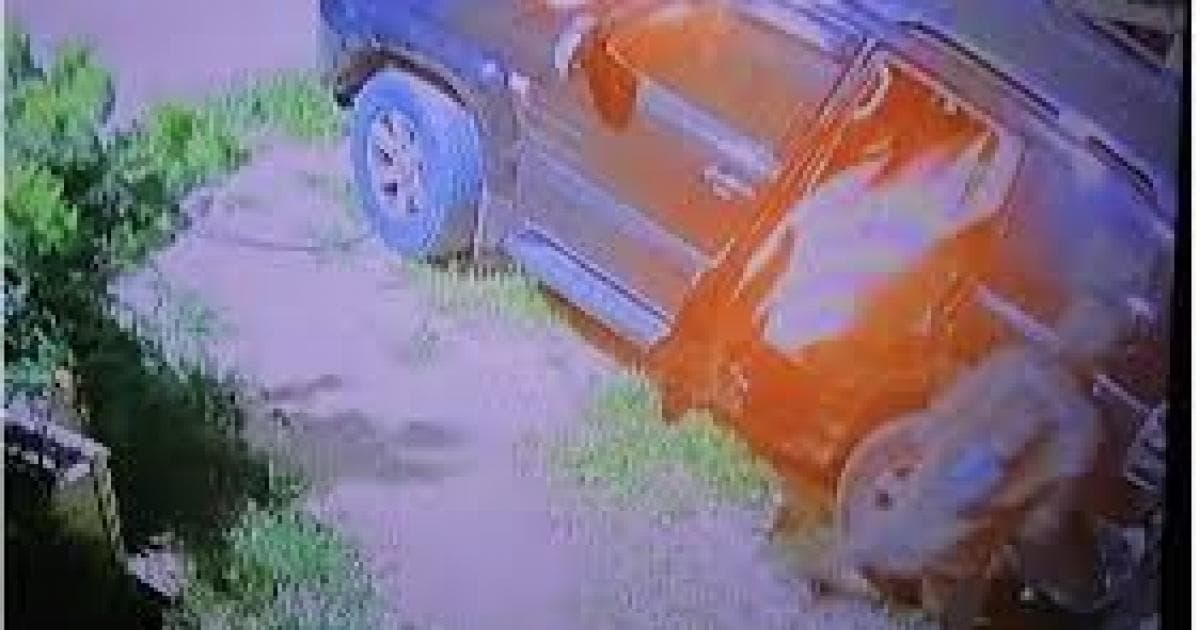 مستوطنون يحرقون مركبتين في يطا جنوب الخليل