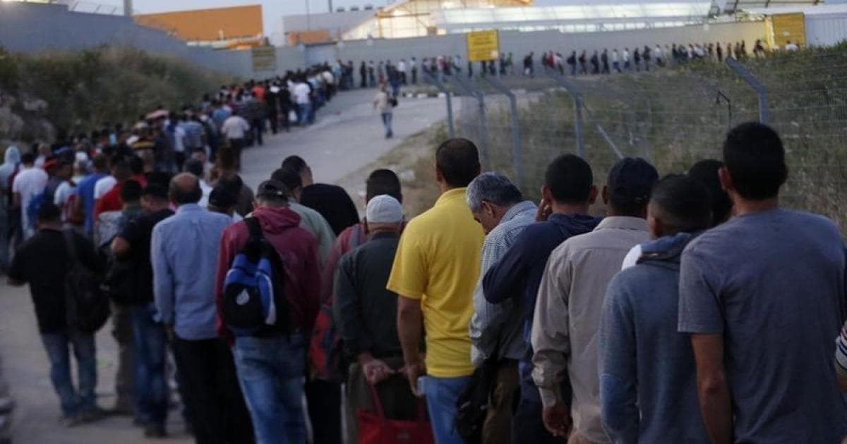 تقرير اسرائيلي: لا بديل عن العمال الفلسطينيين، ومنعهم تسبب في أزمة حادة