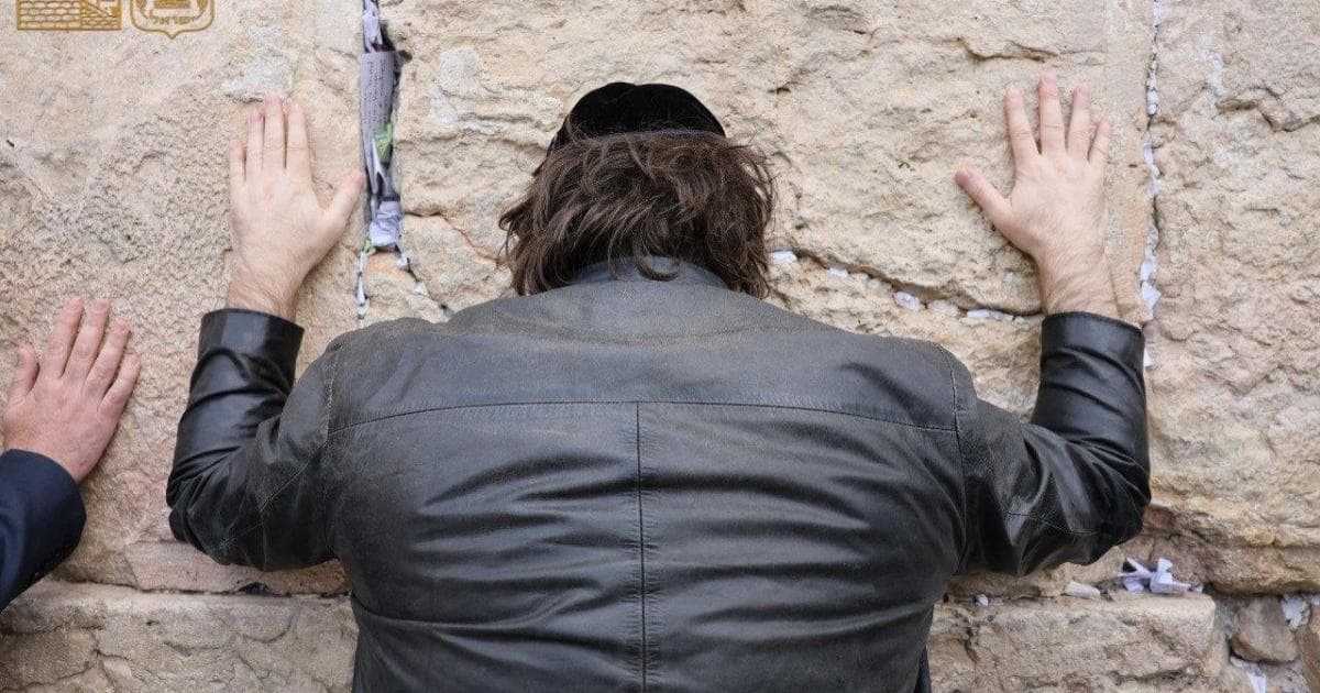 رئيس الأرجنتين في حائط البراق بحماية شرطة الاحتلال