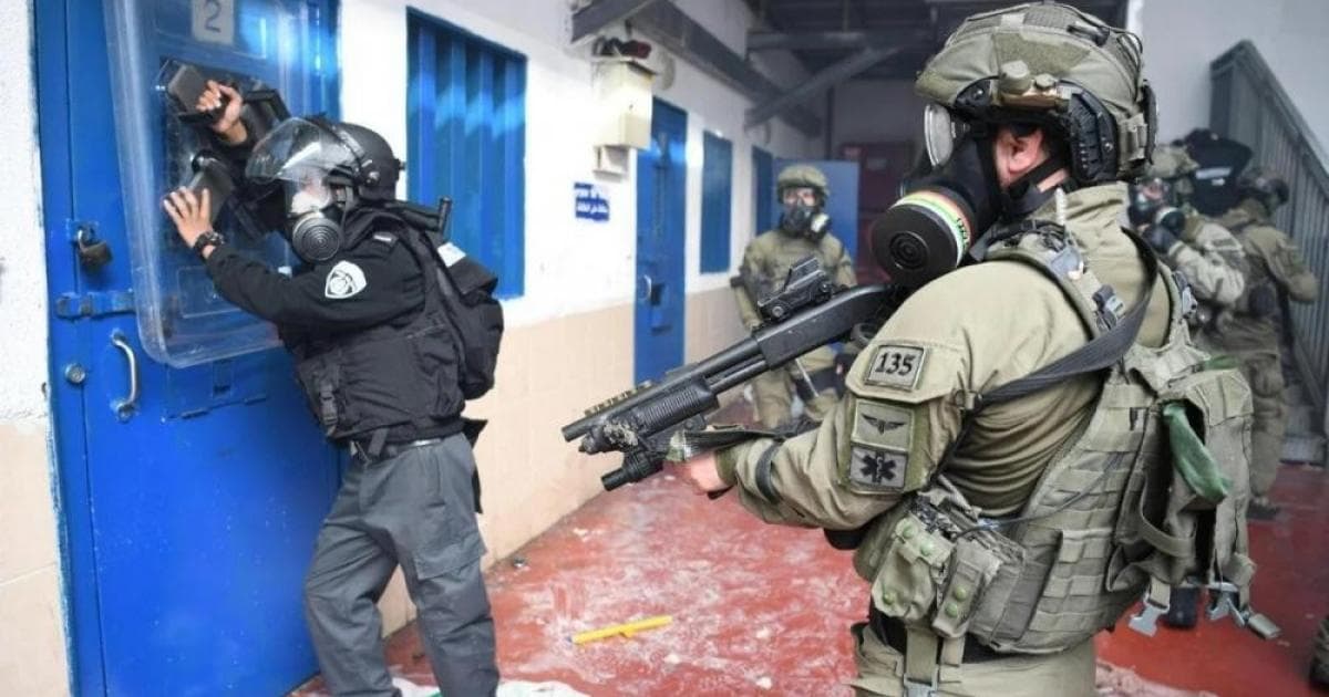 "إعلام الأسرى": إدارة سجن الرملة تفرض قيودًا صارمة على الأسرى وتزيد معاناتهم