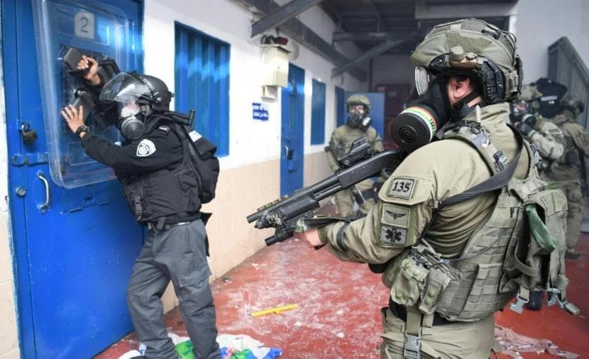 "إعلام الأسرى": إدارة سجن الرملة تفرض قيودًا صارمة على الأسرى وتزيد معاناتهم