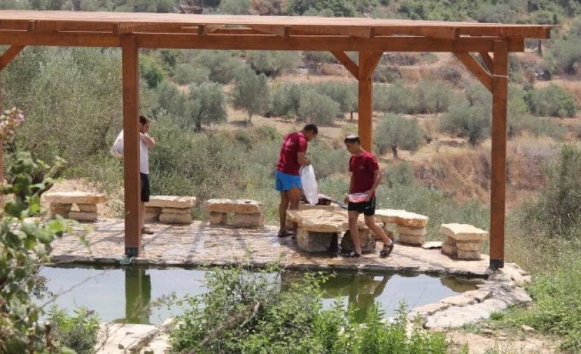 مستوطنون يدمرون حاووز مياه ويجرفون أراضي في بلدة برقة شمال غربي نابلس