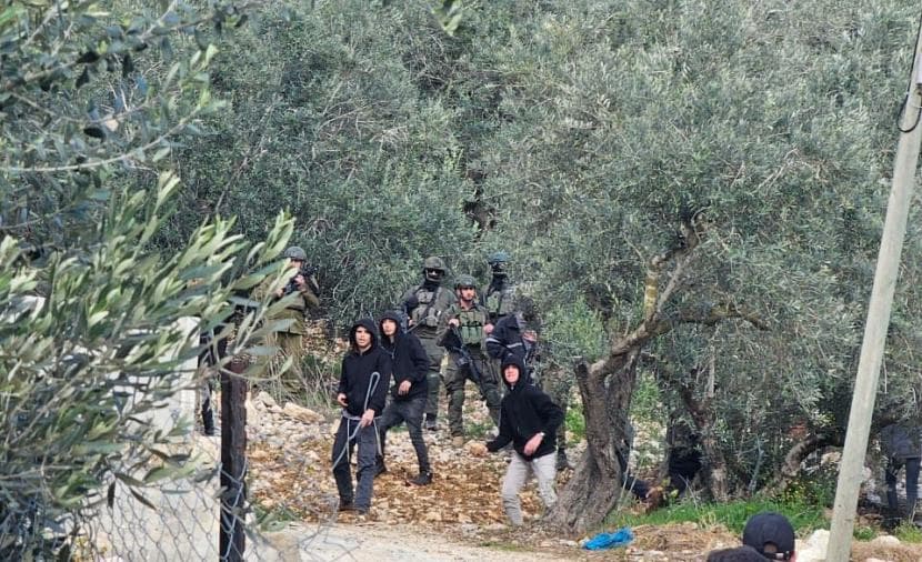 إصابات إحداها خطيرة بالرأس برصاص المستوطنين في بلدة المغير برام الله