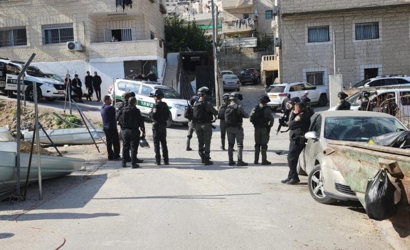 الاحتلال يخطر بهدم محال تجارية جنوب جنين