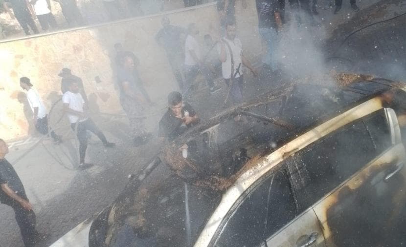 مستوطنون يحرقون مركبة ويهاجمون منازل جنوبي نابلس