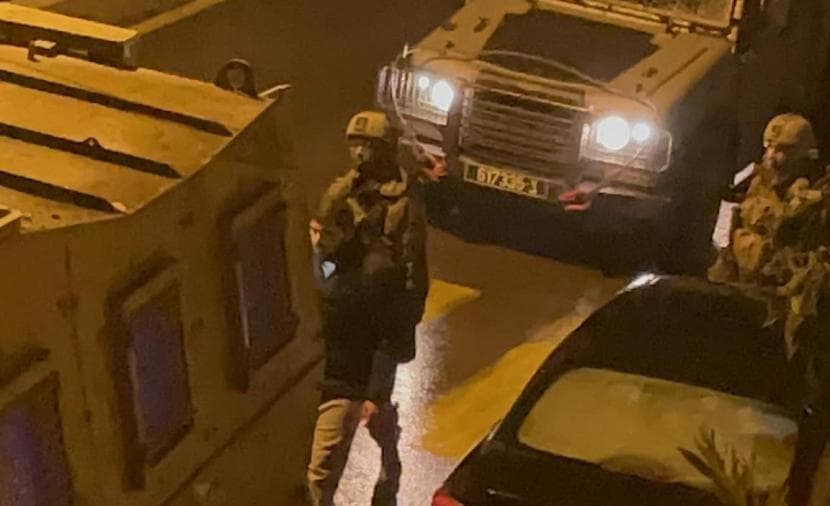 الاحتلال يعتقل مواطنا من مسافر يطا جنوبي الخليل