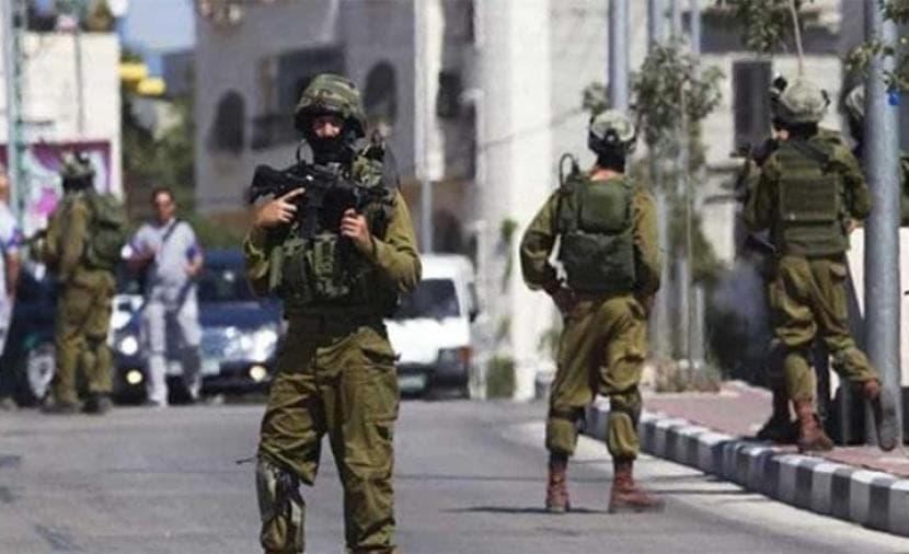 الاحتلال يقتحم قرية المغير وينكّل بطفلين