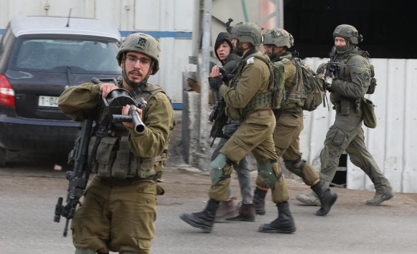 الاحتلال يعتقل شابين من مخيم الفارعة جنوبي طوباس