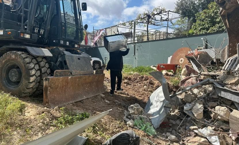 الاحتلال يُجرف أراضي المقدسيين في حي البستان بسلوان