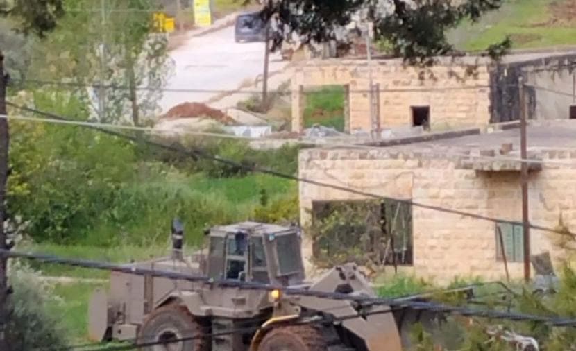 الاحتلال يُجريف أراضٍ زراعية في اللبن الشرقية جنوب نابلس