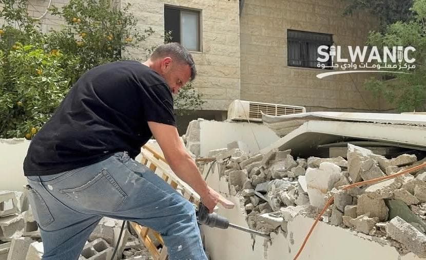 الاحتلال يُجبر مقدسيين على هدم منزليهما قسرًا بالقدس