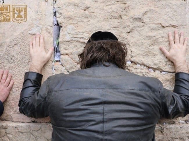 رئيس الأرجنتين في حائط البراق بحماية شرطة الاحتلال