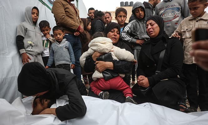 شهداء ومصابون بقصف مسيرة في دير البلح وتصعيد واسع في غزة